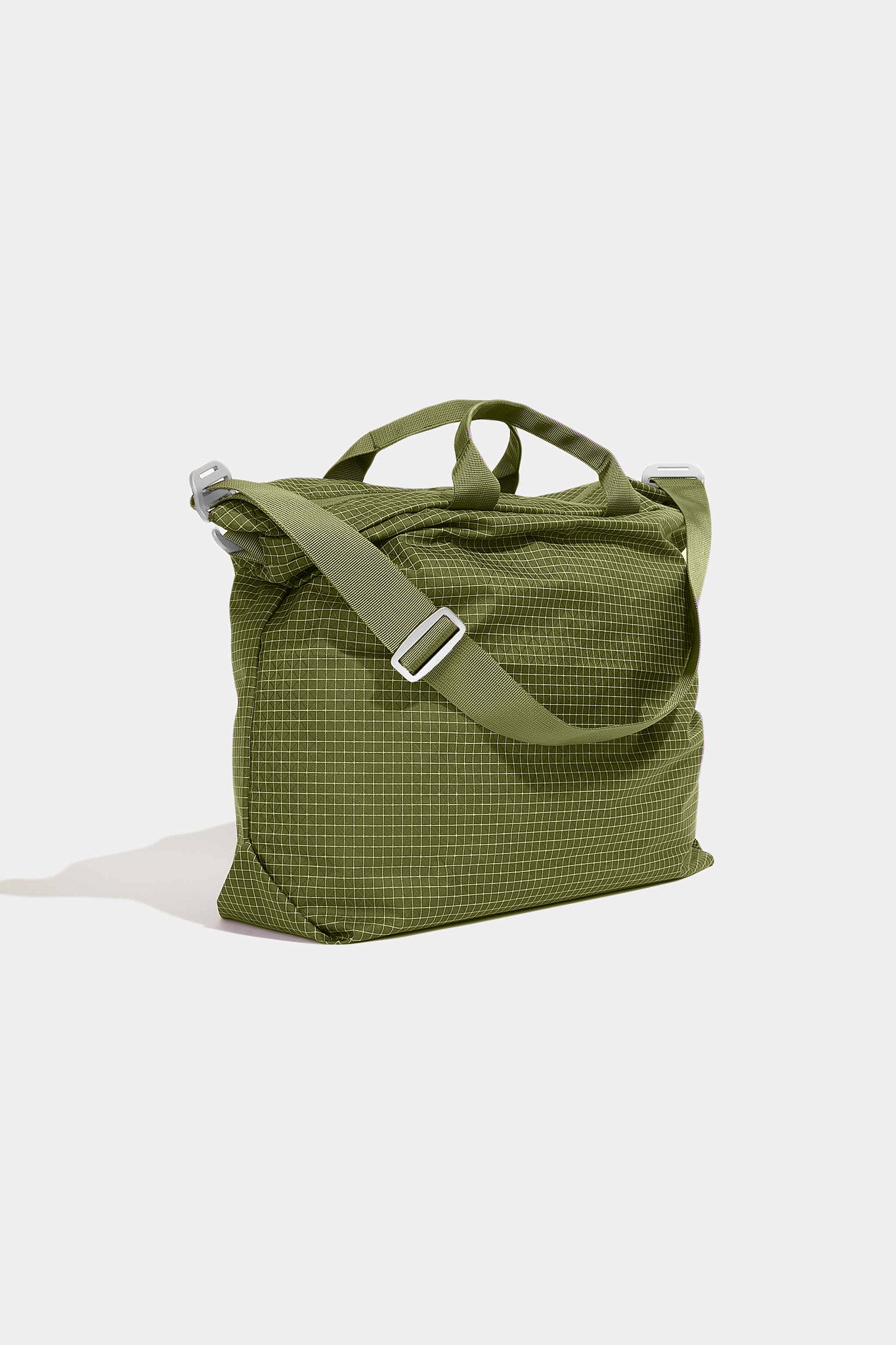 https://adsumnyc.com/cdn/shop/files/adsum-ss23-bags-sling-tote-green-4.jpg?v=1695306299